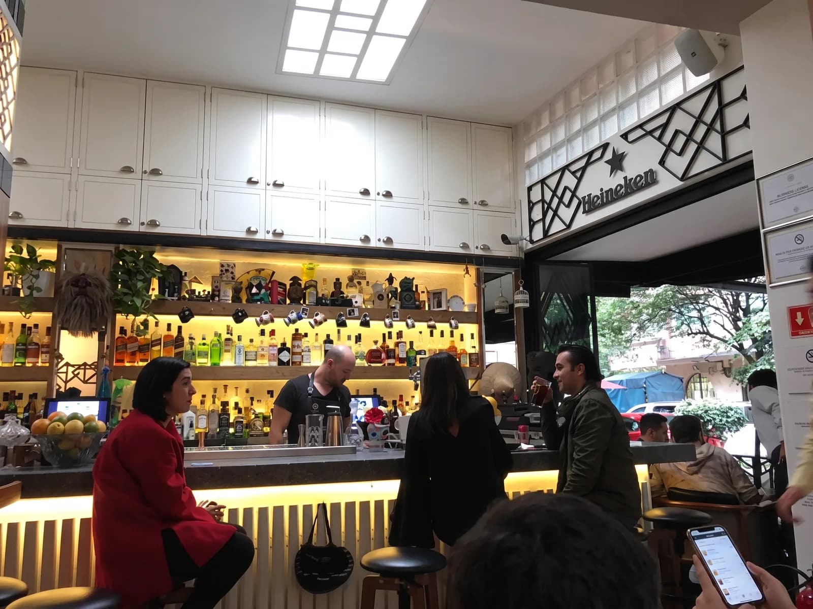 Un bartender preparando tragos para los invitados sentados en la barra de Limantour Polanco