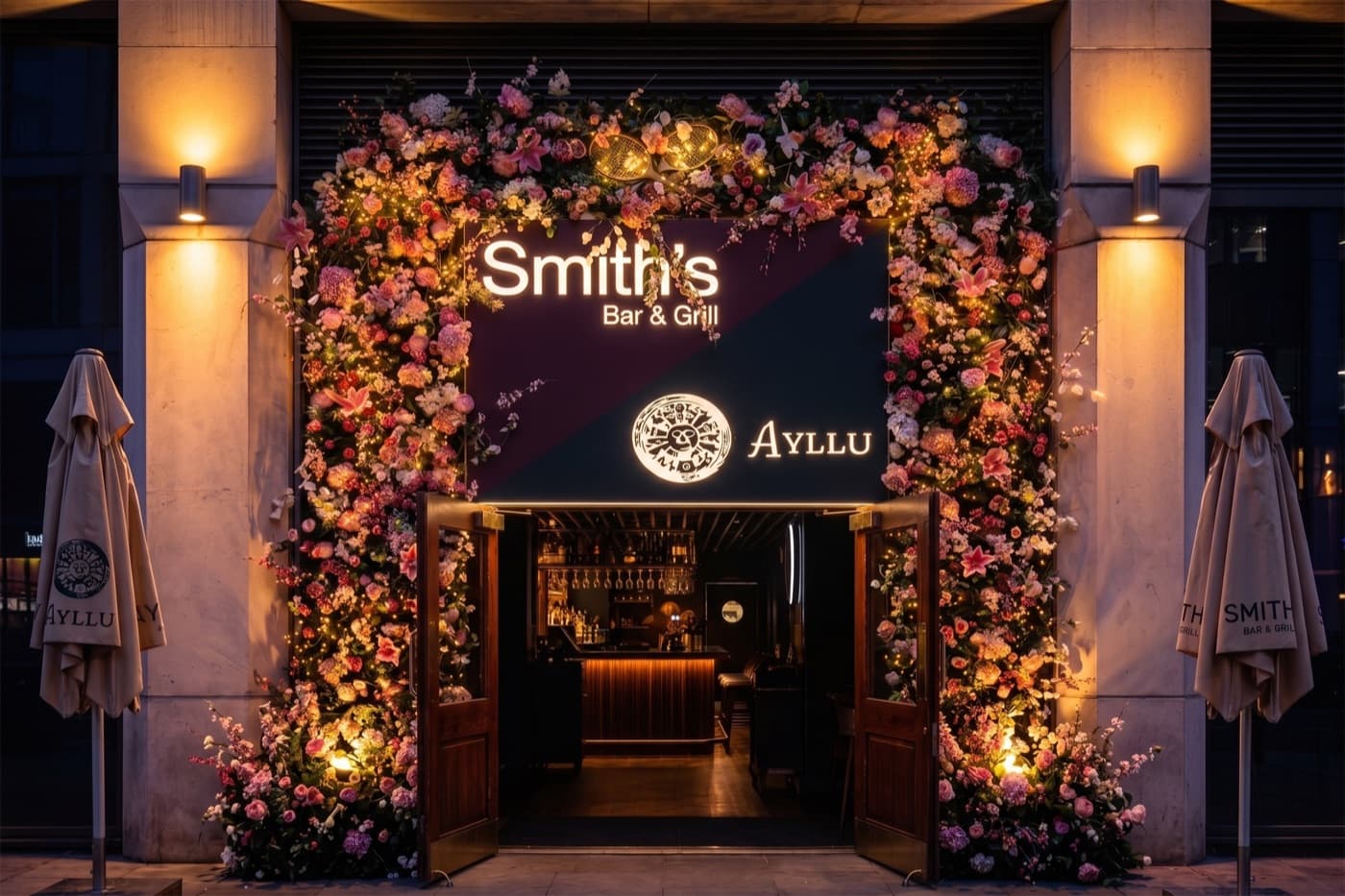 Entrada con arco floral en Smith's Bar & Grill iluminada de noche en Paddington